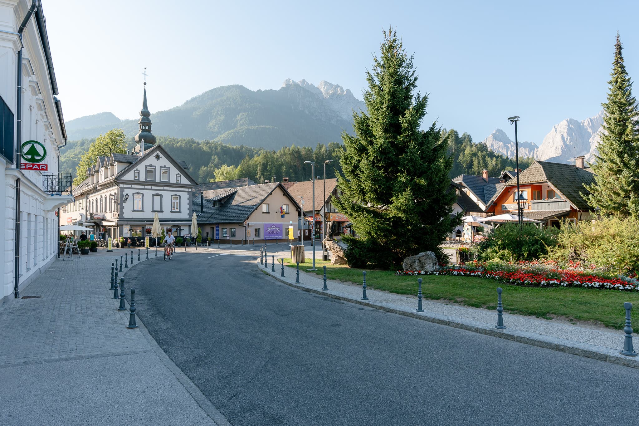 Začnite svojo kolesarsko avanturo po Julijskih Alpah v središču Kranjske Gore.