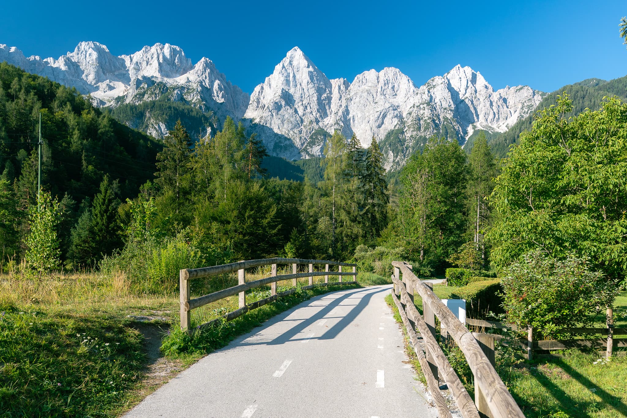 Kolesarite skozi osupljivo alpsko pokrajino na poti med Kranjsko Goro in Bledom.
