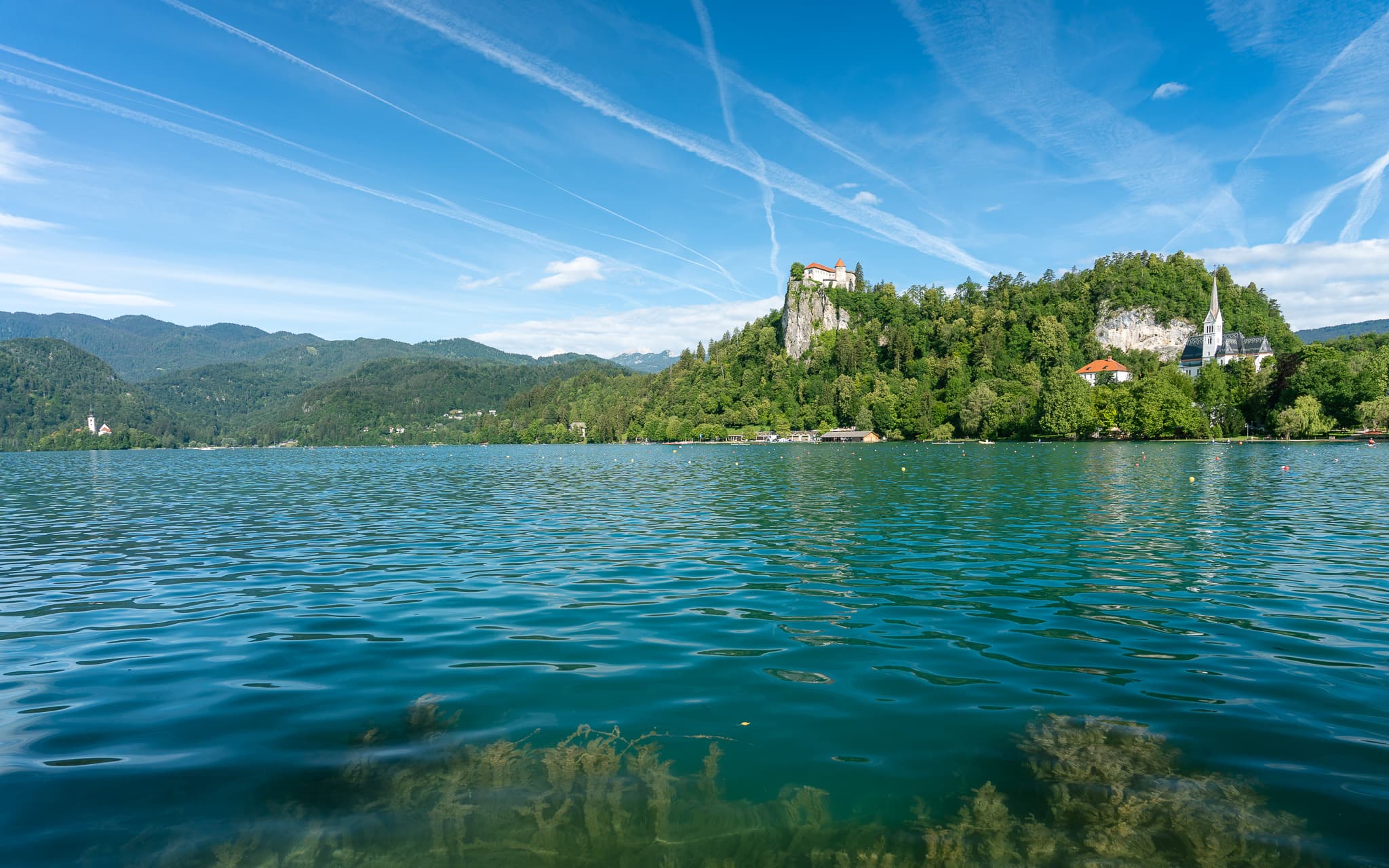 Uživajte v čudovitem razgledu na Blejsko jezero le nekaj korakov od hotela.