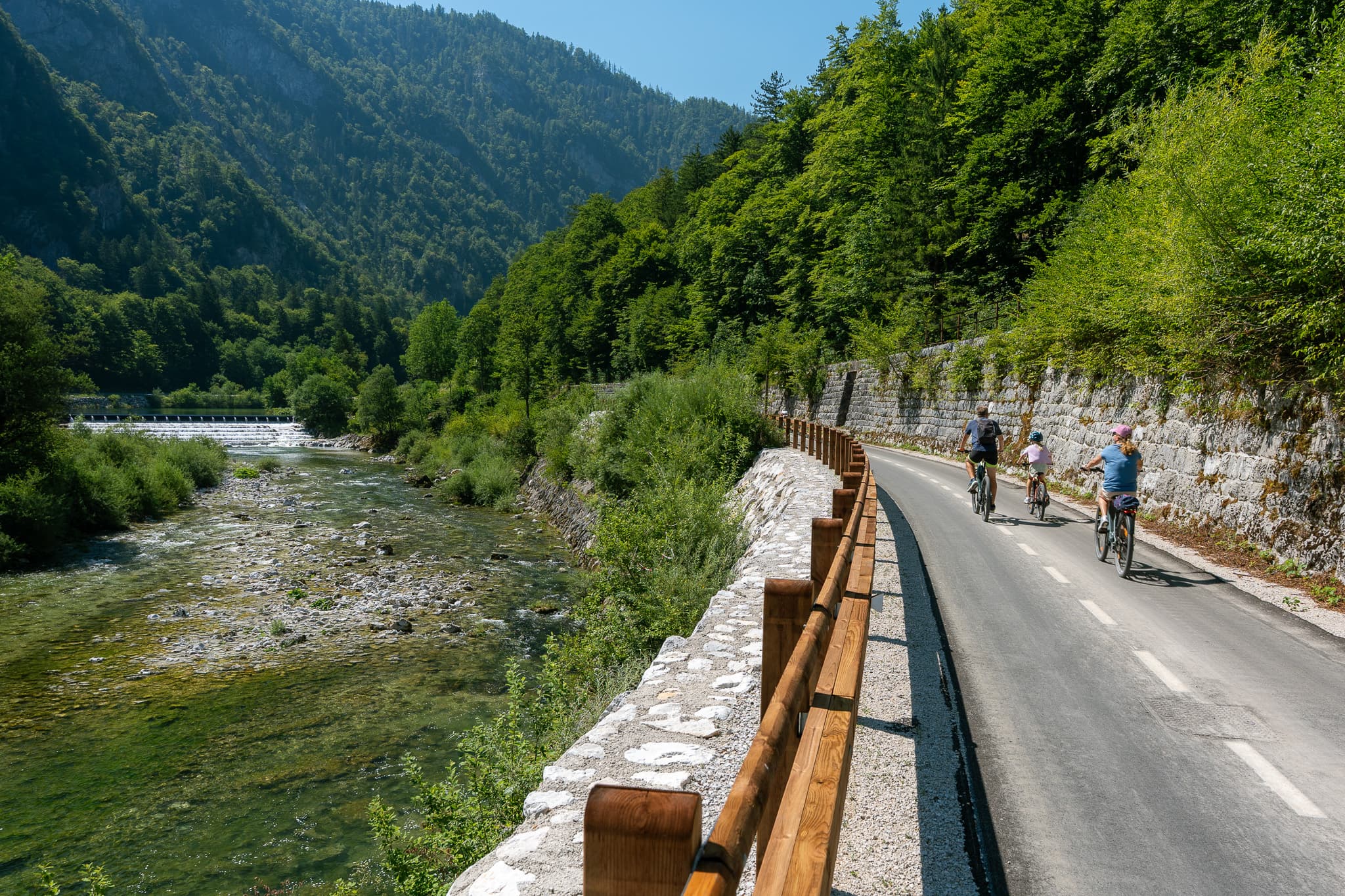 Po slikoviti kolesarski poti se zapeljite z Bleda do obale Bohinjskega jezera.