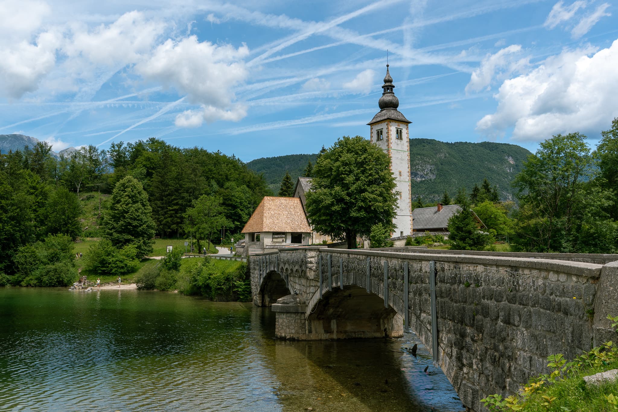 Uživajte v mirni lepoti Bohinjskega jezera, največjega naravnega jezera v Sloveniji.