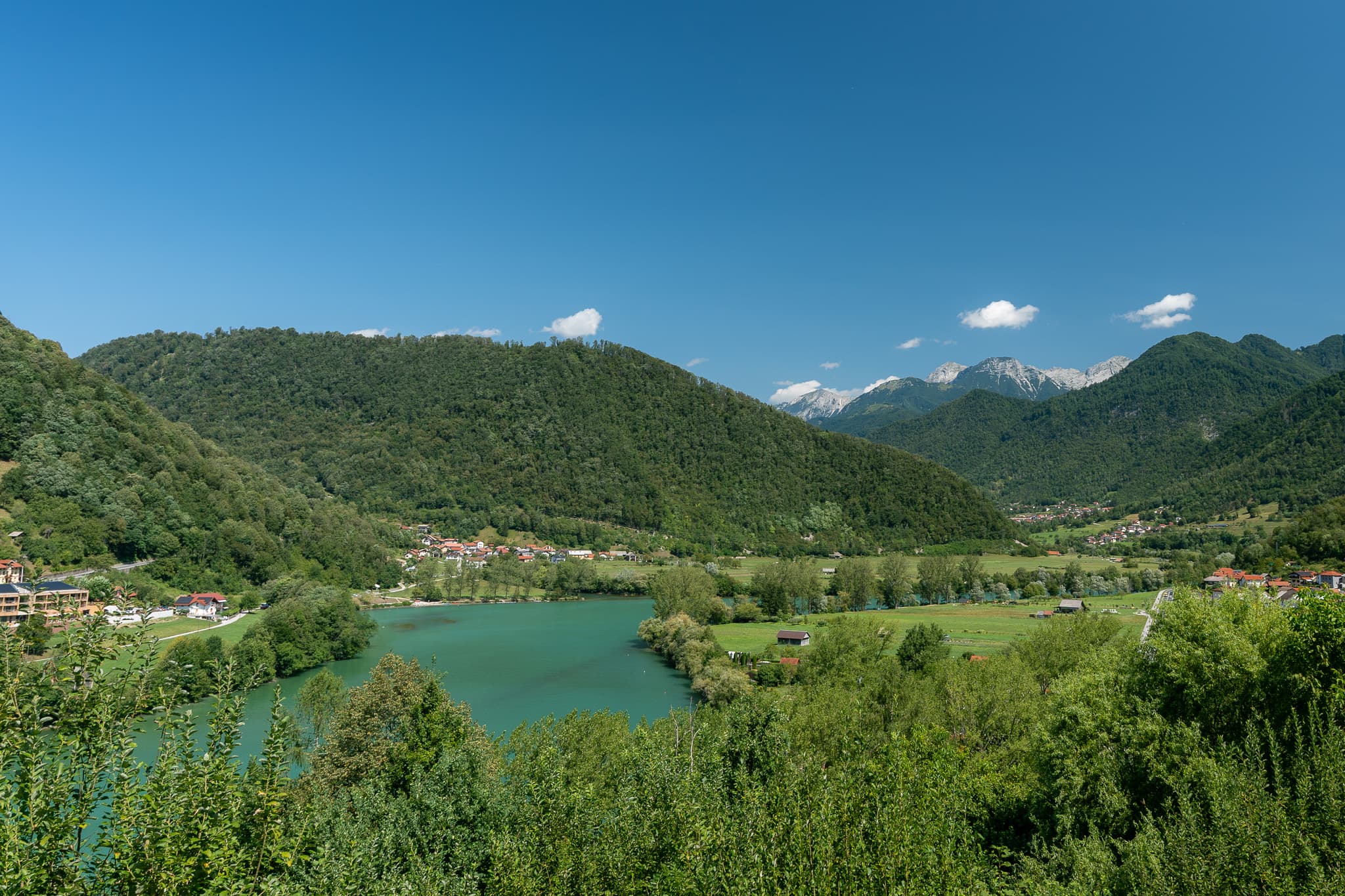 Občudujte panoramski razgled na smaragdne vode Mosta na Soči.