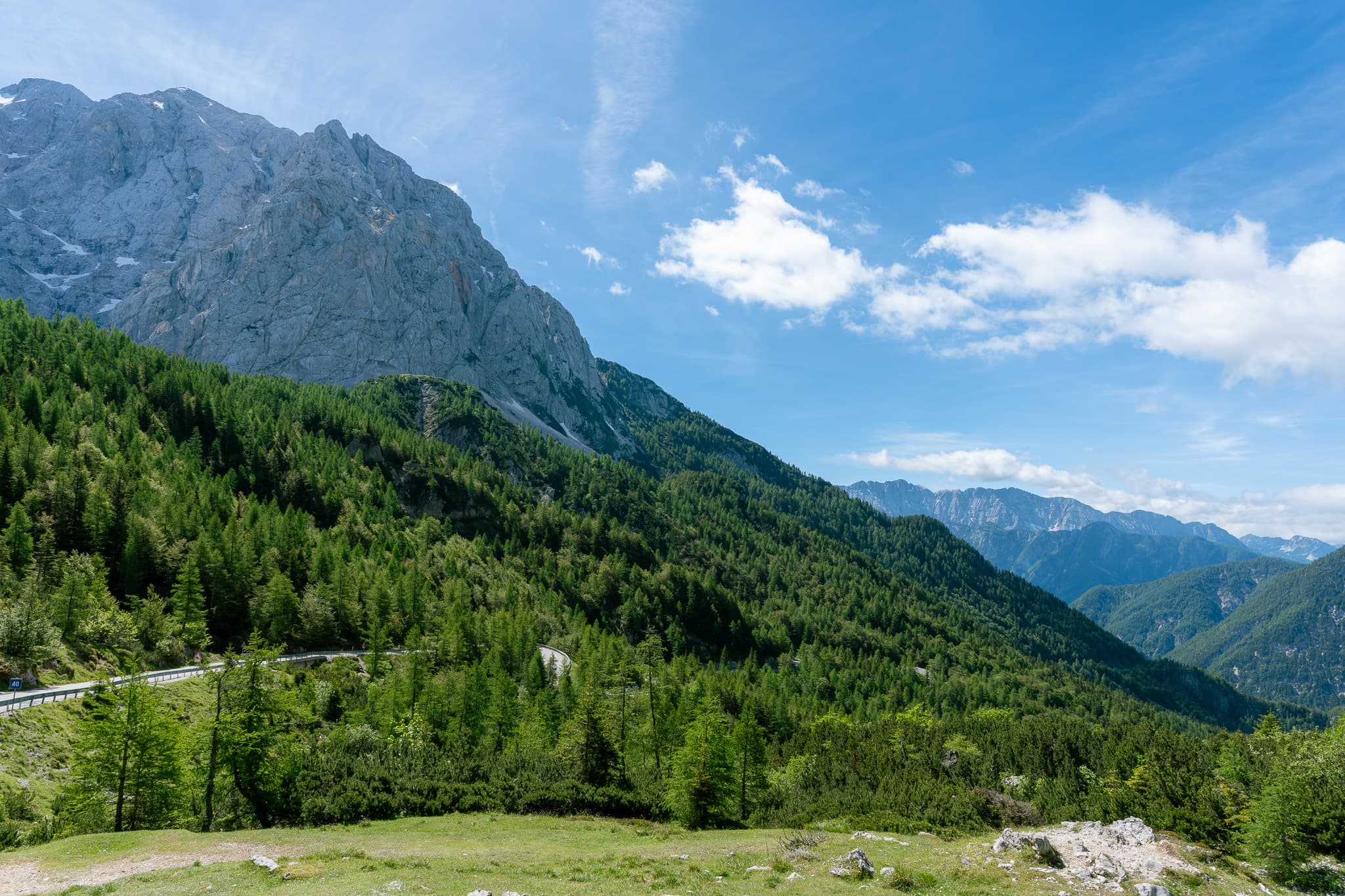 Uživajte v osupljivih razgledih z vrha prelaza Vršič, najvišjega slovenskega gorskega prelaza.