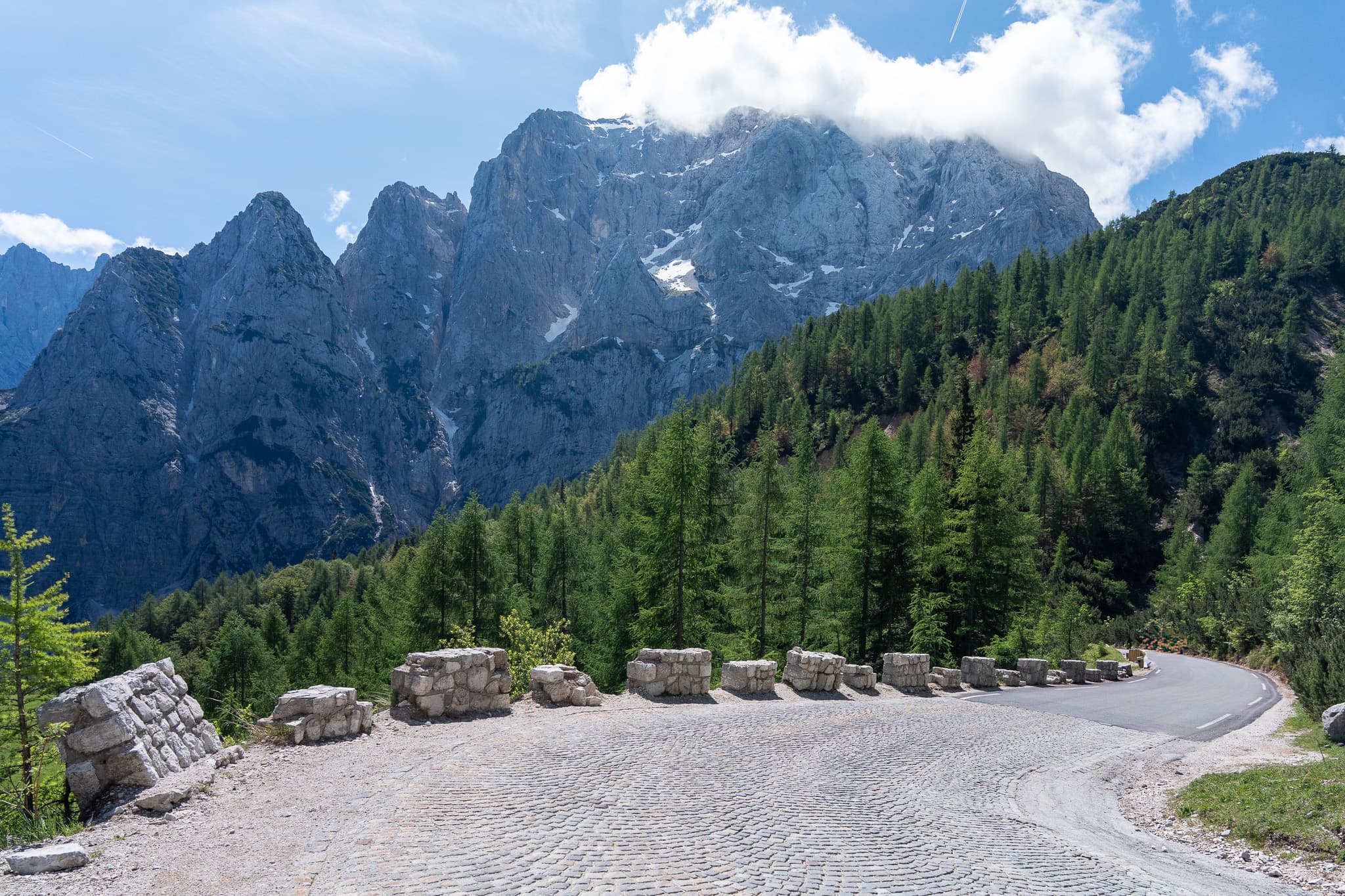 Spustite se po zgodovinski tlakovani cesti z Vršiča nazaj v Kranjsko Goro.