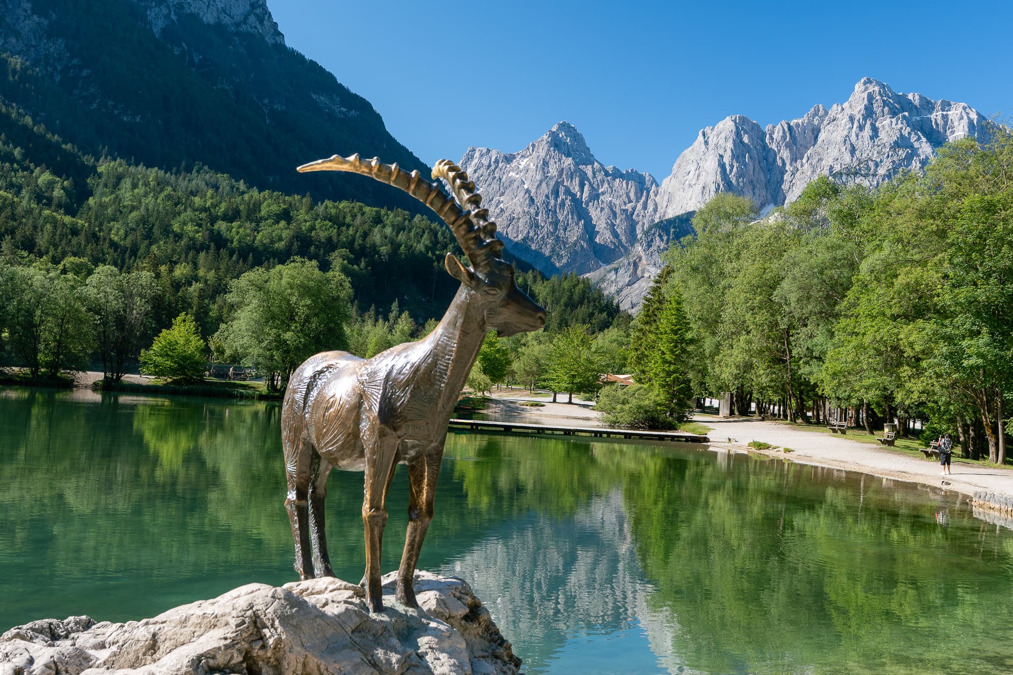 Pot zaključite ob kristalno čistem jezeru Jasna pod znamenitim kipom kozoroga.